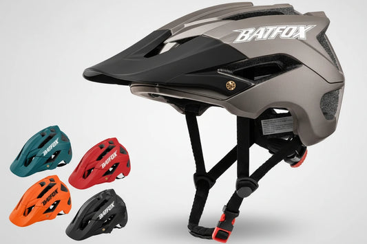 Casque de vélo VTT Enduro de la marque Batfox en gris titane avec une grande visière protectrice noire, accompagné de ses variantes en bleu, rouge, orange et noir mat.