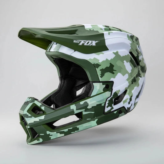 Casque intégral vélo avec motif camouflage vert, blanc et noir, doté d'une visière ajustable et du logo Batfox 