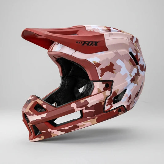 Casque intégral velo  pour le hors-piste avec motif camouflage rouge, rose et blanc, visière protectrice et mentonnière ventilée pour une sécurité maximale.