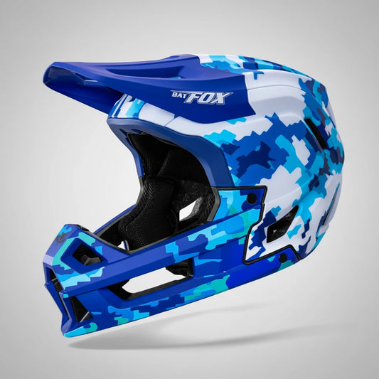 Casque intégral de VTT avec motif camouflage bleu, blanc et noir, doté d'une visière bleue coordonnée et du logo Batfox  sur le côté.