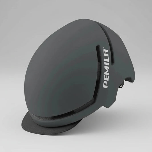 Casque de vélo électrique PEMILA gris titane mat avec logo blanc, visière noire intégrée et fentes de ventilation profilées.
