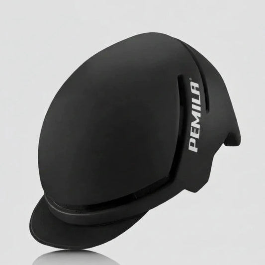 Casque de vélo électrique PEMILA noir mat avec logo blanc minimaliste, petite visière intégrée et design urbain épuré.