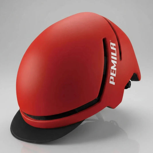 casque vélo électrique PEMILA rouge mat avec logo blanc, doté d'une visière intégrée noire et de larges aérations pour un confort optimal en ville.