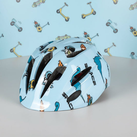 Casque de vélo pour enfant bleu ciel avec des illustrations amusantes d'astronautes, de fusées et de planètes, doté de plusieurs ouvertures d'aération pour la tête.