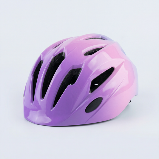 Casque de vélo pour enfant avec un dégradé de couleurs pastel allant du violet au rose, finition brillante avec plusieurs fentes d'aération aérodynamiques.