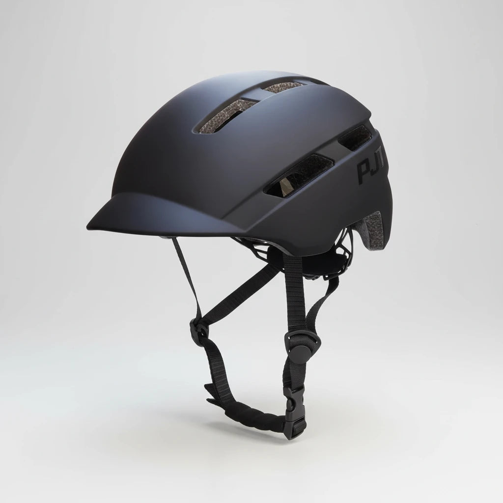 Casque de vélo urbain noir mat intégral avec logo "PJT" noir discret, design minimaliste et élégant pour le vélotaf avec visière intégrée.