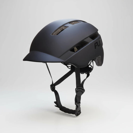 Casque de vélo urbain noir mat intégral avec logo "PJT" noir discret, design minimaliste et élégant pour le vélotaf avec visière intégrée.