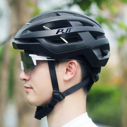 homme avec casque pjt noir de profil